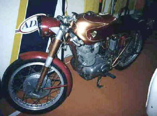 &Eacute;lite 200 y Ducati 200 &Eacute;lite (algo modificada) de Roberto de Valencia