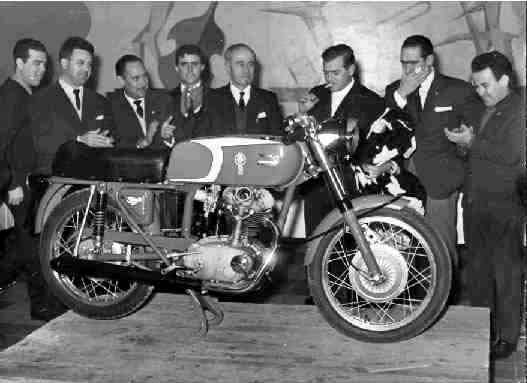 Presentaci&oacute;n de la 24 horas en Guadalajara, enero de 1966. El se&ntilde;or del centro es mi abuelo, que viaj&oacute; en 1964 a Italia en autob&uacute;s para visitar las instalaciones de Ducati, y conoci&oacute; a Taglioni. A su lado, entre otros, Antonio Hernando, Carrasbal, Pedrero, Goyito, etc.
