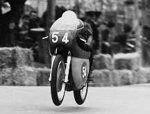Bruno Spaggiari saltando con la Ducati