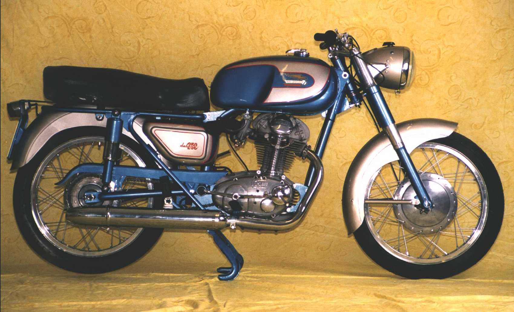 Versi&oacute;n sport de la deluxe y una deluxe 73 con manillar de cuernos que lleg&oacute a EEUU