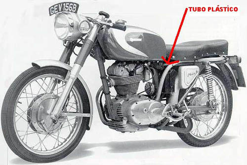 Detalle del tubo para liberar los gases que montaban al principio las motos